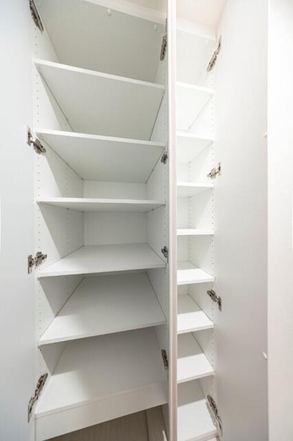 164000