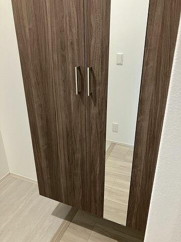 208000