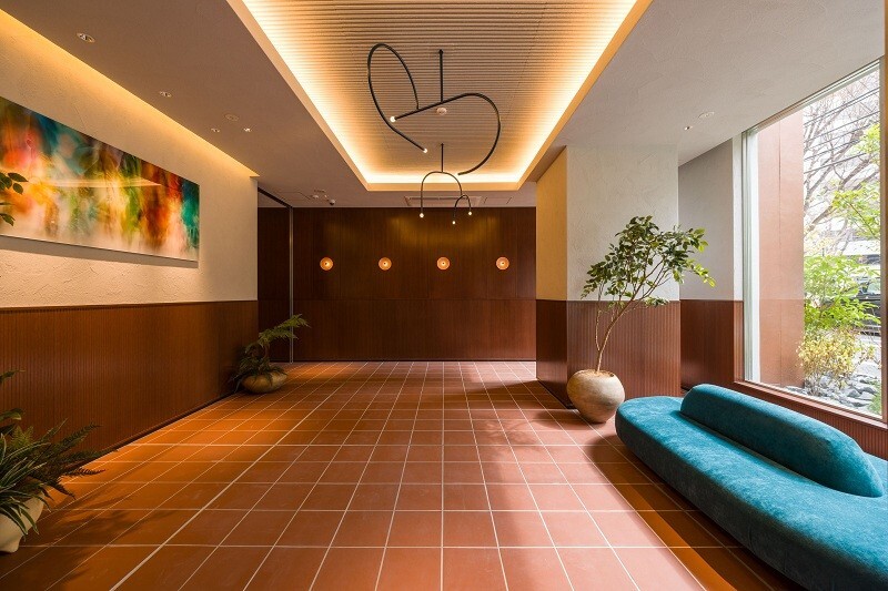 306000