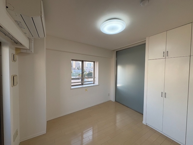 228000