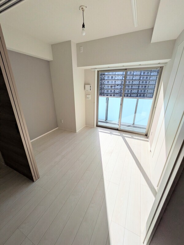 181000