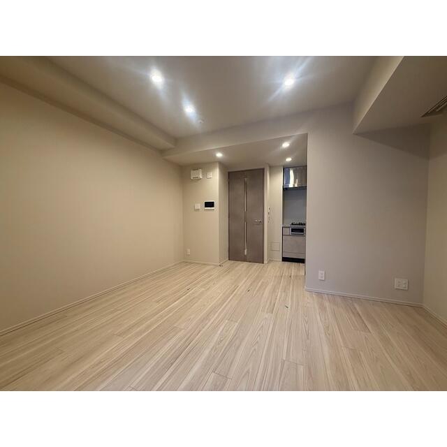 307000