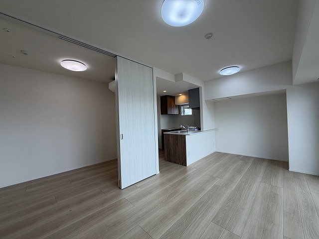 311000