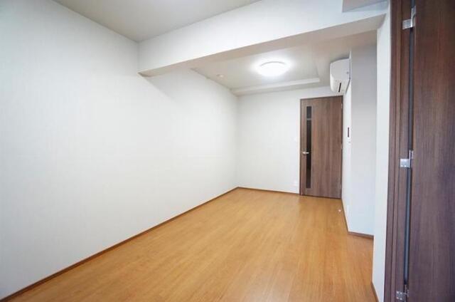 240000