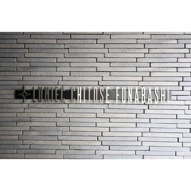 304000