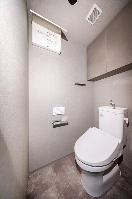 297000