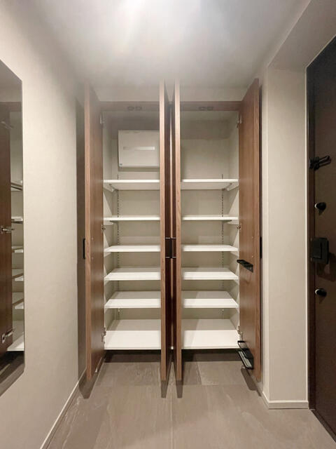 245000