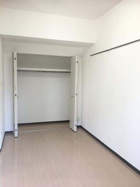 216000