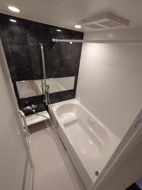218000