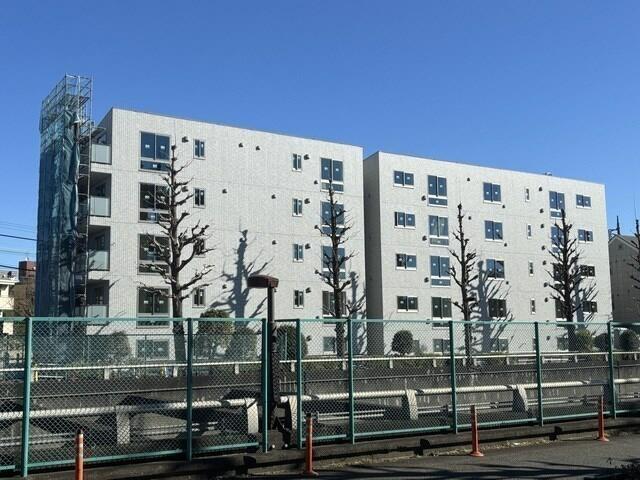 185000