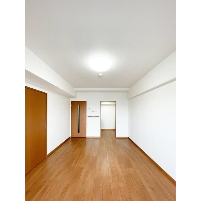 157000