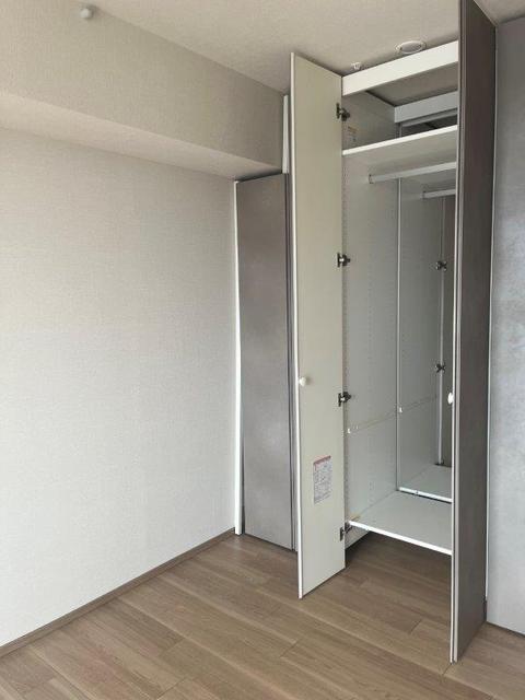 285000