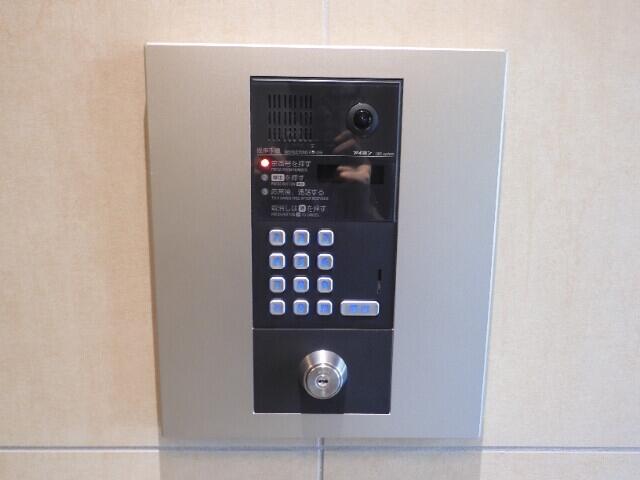 323000