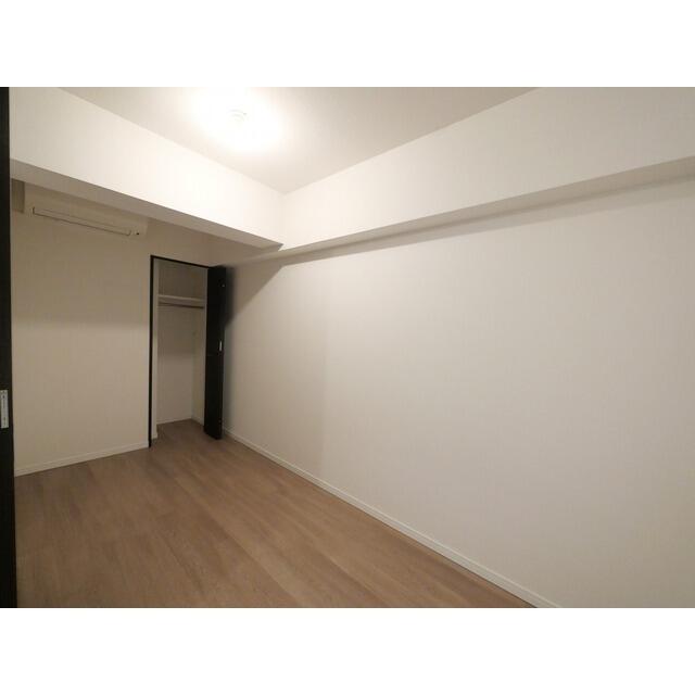 216000