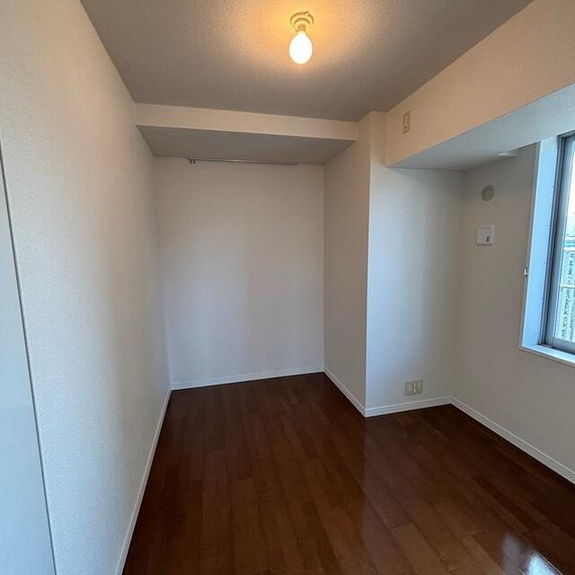 305000