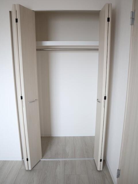 270000