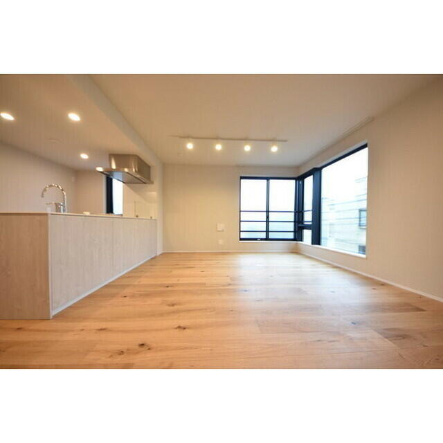 303000