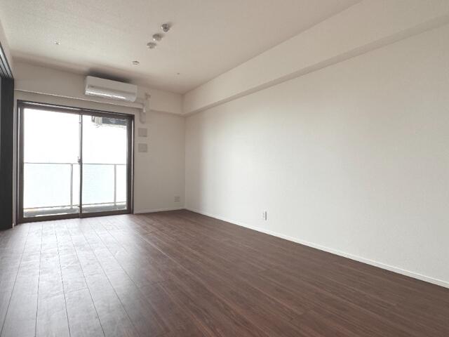 252000