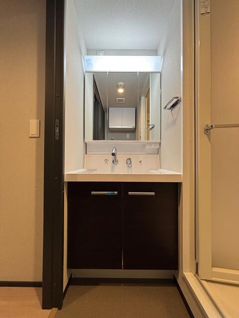 208000