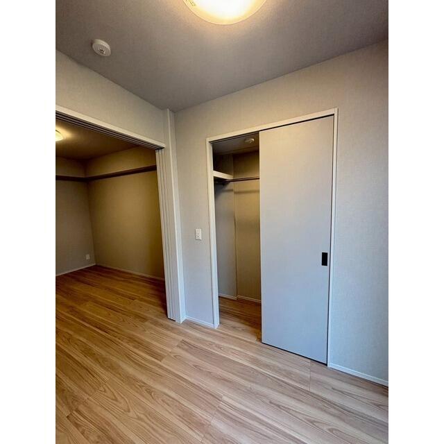 216000