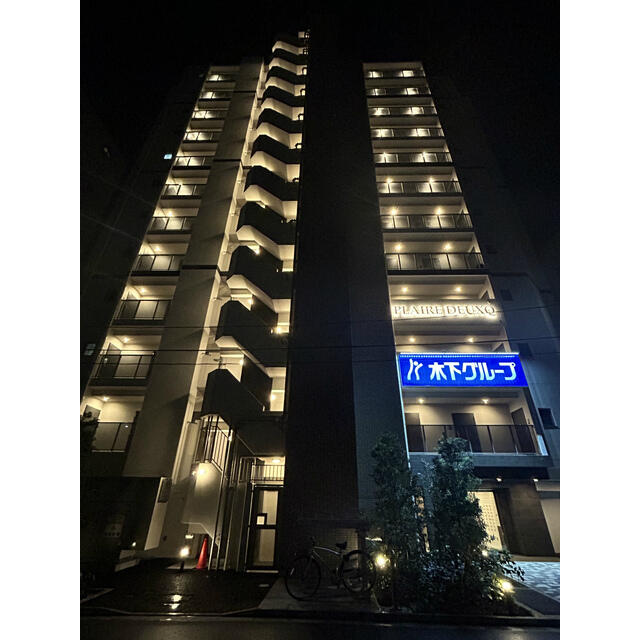 196000