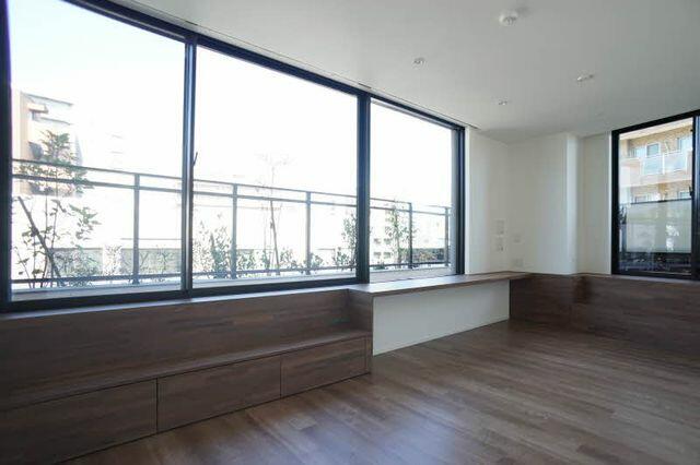 240000