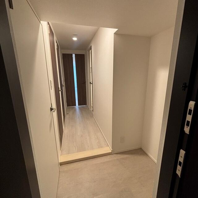 253000