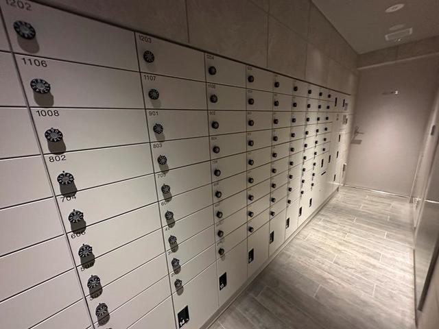256000