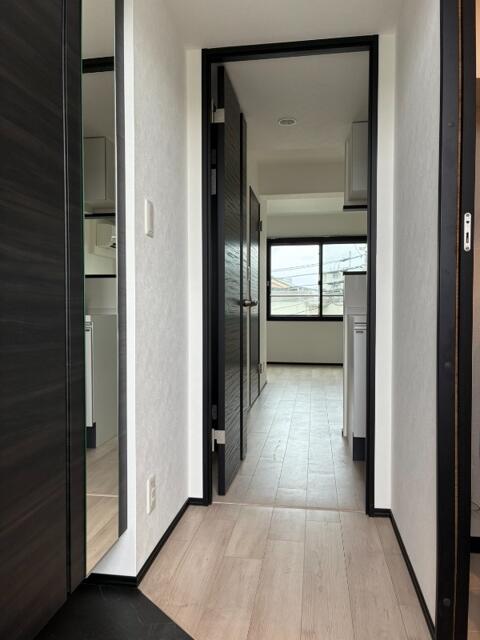 318000