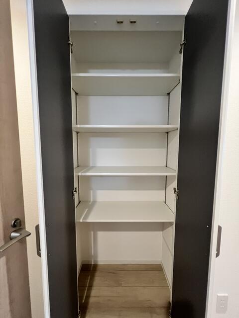 216000