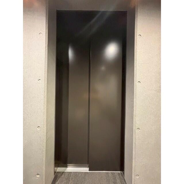 218000