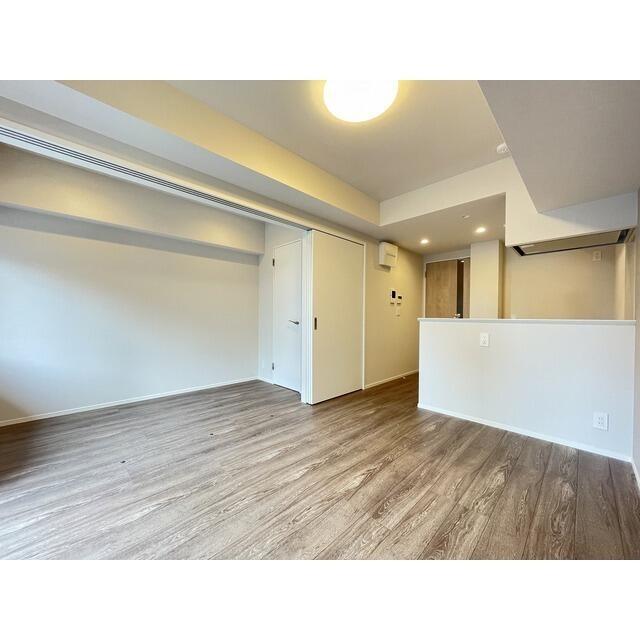 181000