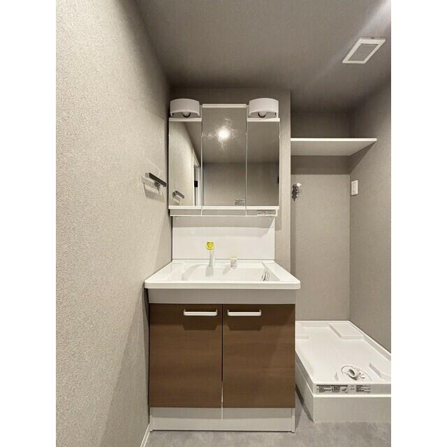 203000