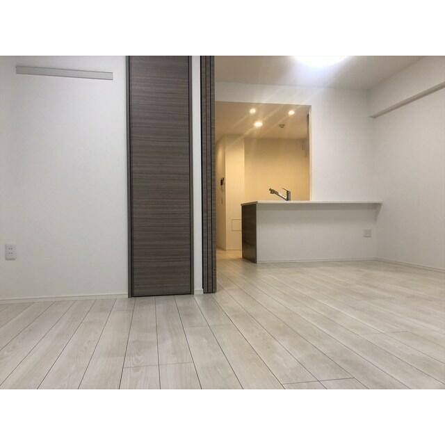 272000