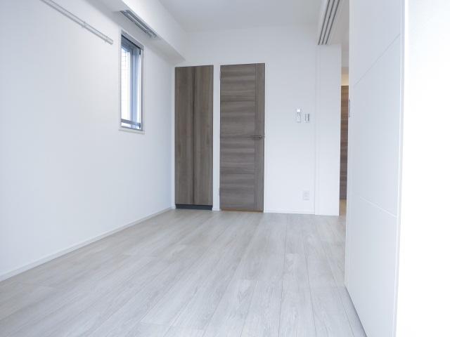 285000