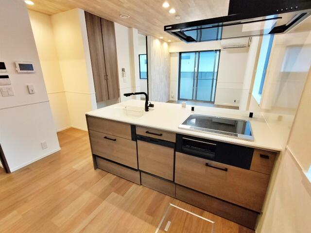 230000