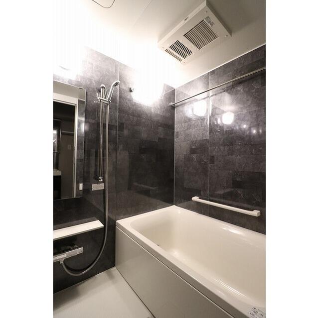 230000