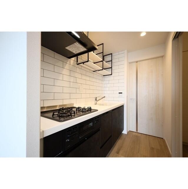 208000