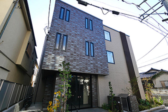 252000