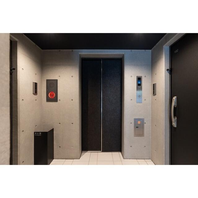 218000