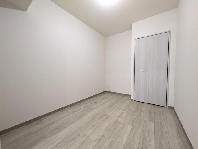 158500