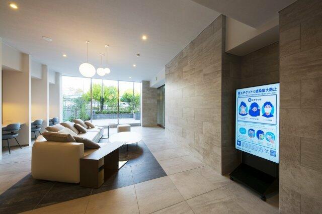 245000