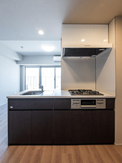 296000