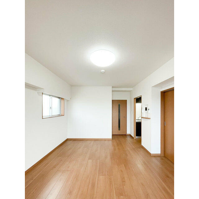 157000