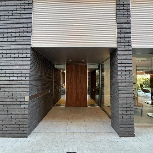 253000