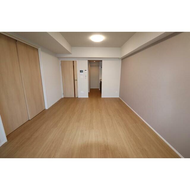 257000