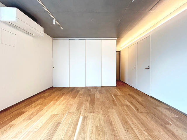 370000