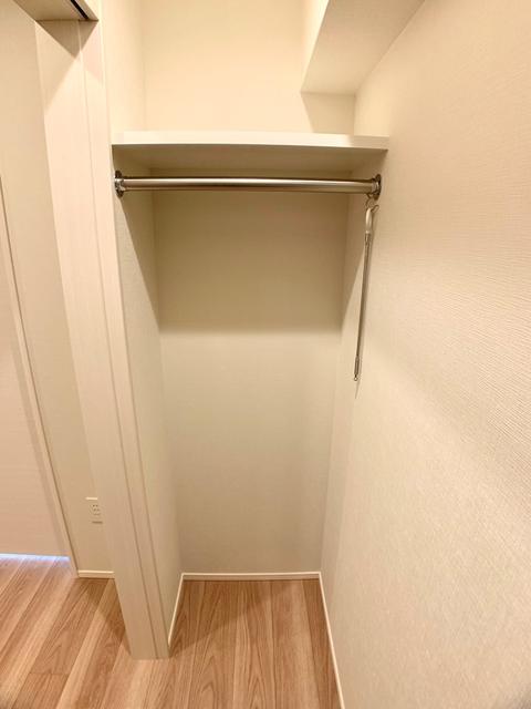 158000