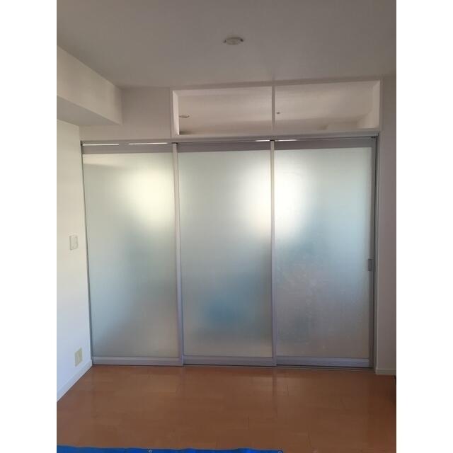 307000