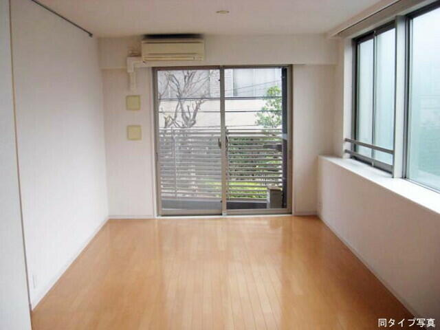 389000